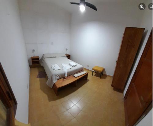 1 dormitorio con 1 cama y ventilador de techo en departamento Gorriti en San Salvador de Jujuy