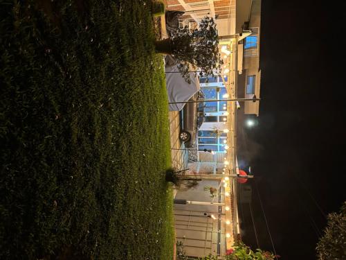 a building with a green hedge at night at La casa de luz in Concepción de Ataco