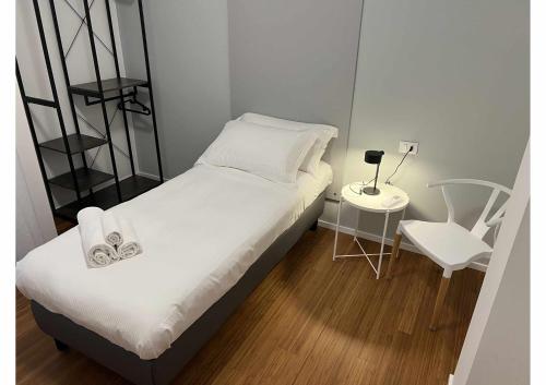 1 dormitorio pequeño con 1 cama y 1 silla en Villa Riviera 287 en Pescara