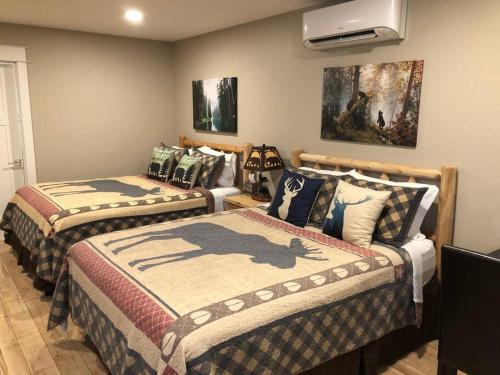 pokój z 2 łóżkami w pokoju w obiekcie Riverside Cabin 3 w mieście Grants Pass