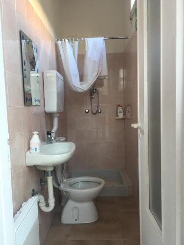 La salle de bains est pourvue de toilettes et d'un lavabo. dans l'établissement Studio - Garden in the city, à Vintimille