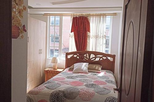 Schlafzimmer mit einem Bett und einem Fenster in der Unterkunft la casa hermosa in Quito