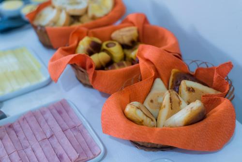 twee manden eten bovenop een tafel bij Pousada Clube Vista do Rio in Barreirinhas