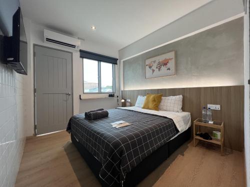 Un dormitorio con una cama grande y una ventana en Ninety Guest House en Ipoh
