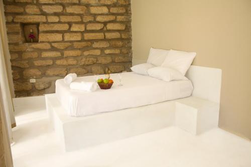 a white couch with a bowl of fruit on it at Panorama garden inn in Máncora