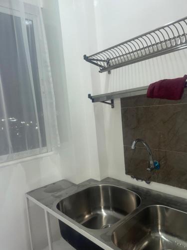 Een keuken of kitchenette bij Omuts one bed airbnb with swimmingpool