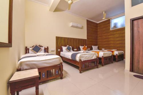 sypialnia z 3 łóżkami w pokoju w obiekcie Jaipur Nobel w mieście Dżajpur