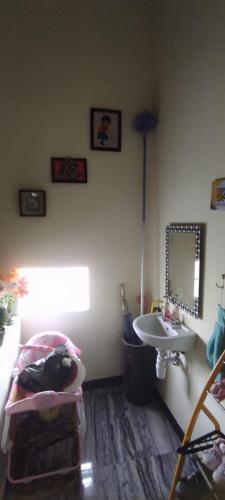 een badkamer met een wastafel en een spiegel bij Alesya Homestay 