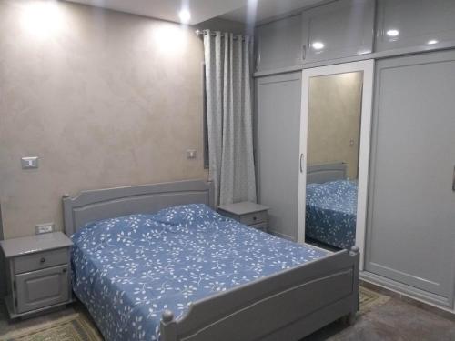 1 dormitorio con cama y espejo grande en Villa de charme, en Mezraya