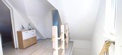 una habitación con una escalera con una fila de tablas de surf en Ferienhaus Pearl en Ueckeritz