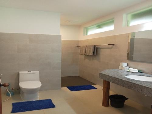 La salle de bains est pourvue de toilettes et d'un lavabo. dans l'établissement Saracen Bay Resort, à Koh Rong Sanloem