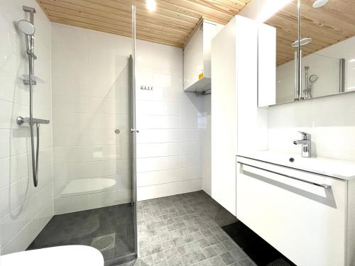 New studio apartment - next to Vuosaari metro and mall, self check-in tesisinde bir banyo