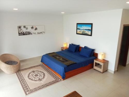 een slaapkamer met een blauw bed in een kamer bij Saracen Bay Resort in Koh Rong Sanloem
