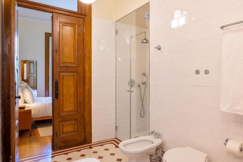 y baño con aseo y ducha. en Casa do Arquiteto - Townhouse - Architect's House, en Oporto