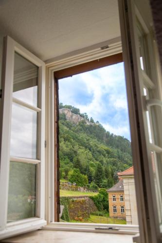 an open window with a view of a mountain at Moderne Ferienwohnung mit Festungsblick im Zentrum in Königstein an der Elbe