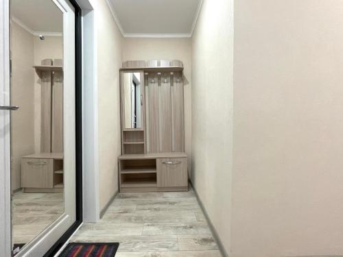 uma sala de vestir com um espelho e um closet em Маг Подарки, Конституции, парк, Рахмет em Petropavl