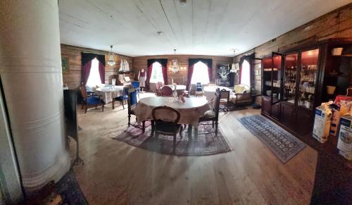 Hammarland的住宿－Paradiset，一间带桌椅的用餐室