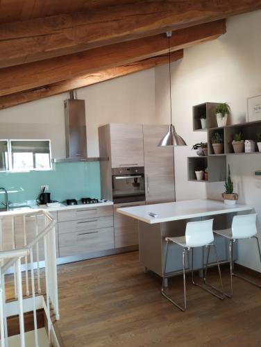 eine Küche mit einem großen weißen Tisch und Stühlen in der Unterkunft La Finestra sul Porto Apartment in Ancona