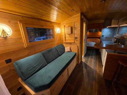 a small room with a couch in a cabin at Alpine love shack in Villar-Saint-Pancrace