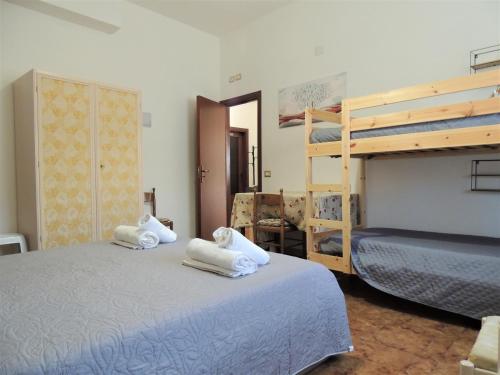 SperlingaにあるRifugio Porta Nordのベッドルーム1室(ベッド2台、二段ベッド1組付)