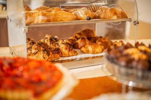 a bakery with a bunch of croissants and other baked goods at NEW IPOINT HOTEL in San Giovanni in Persiceto