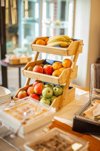 a wooden crate of fruit on a table at NEW IPOINT HOTEL in San Giovanni in Persiceto