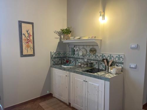 eine Küche mit einer Spüle und einer Arbeitsplatte in der Unterkunft Masseria Santacatrini in Melilli