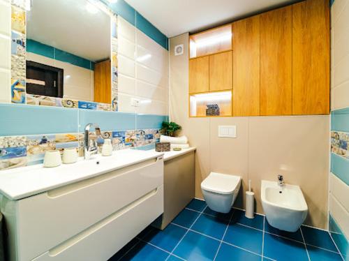 a bathroom with a sink and a toilet at RAINFOREST APARTAMENT in Ghimbav