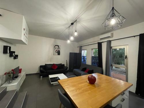 - un salon avec une table en bois dans l'établissement Spacieux F2 climatisé proche de la mer, à Antibes