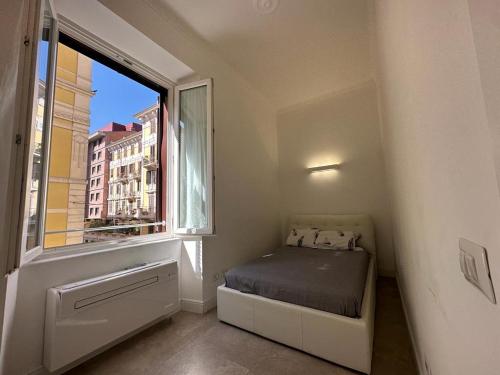 ein kleines Schlafzimmer mit einem Bett und einem Fenster in der Unterkunft Apartment Centro Parioli in Rom