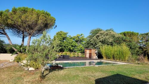Photo de la galerie de l'établissement Chalet avec baignade écologique, à Saint-Brice