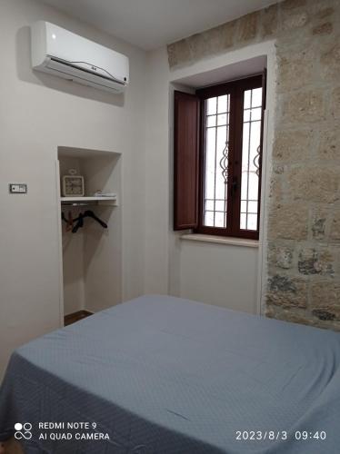 a white room with a bed and a window at L'Antica Caiatia in Caiazzo