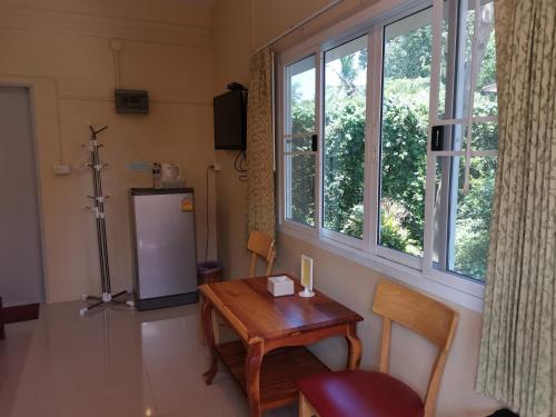 a room with a table and a window at Numhom Resort in Ban Nong Chum Saeng