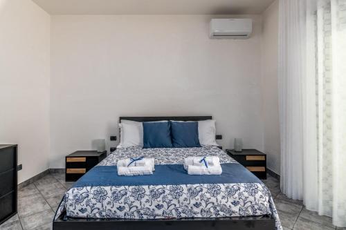 Un dormitorio con una cama con dos toallas encima. en Villa Estia - nel cuore della Valle D'Itria, en Cisternino