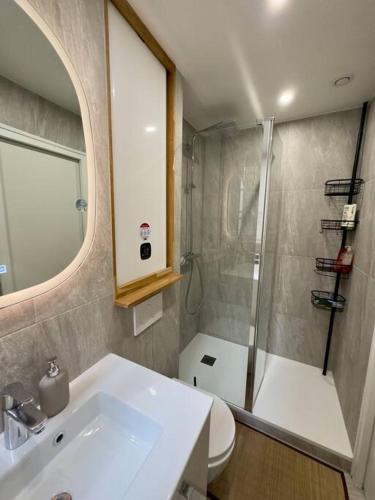 une salle de bain avec un lavabo, une douche et des toilettes dans l'établissement Appartement charmant - Batignolles/Montmartre, à Paris