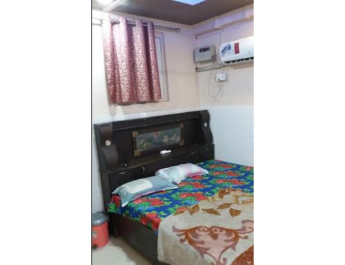 1 dormitorio con cama con colcha de dragón en Hotel Rajratan, Kanpur, en Collectorganj