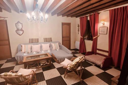 1 dormitorio con 1 cama, mesa y sillas en Longère normande, parc, piscine., en Montchevrel