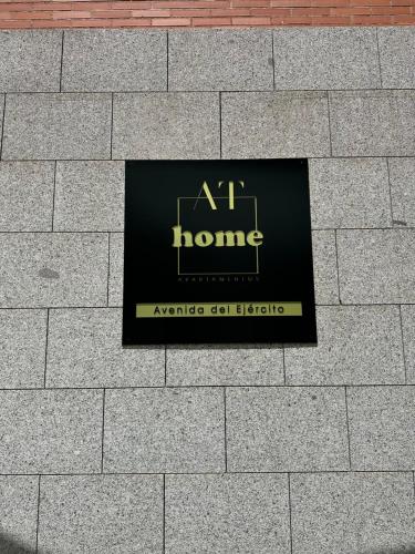 グアダラハラにあるAT home Avenida del Ejercitoの建物脇の看板