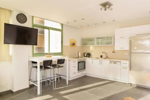 Ett kök eller pentry på Mini Penthouse W/Terrace&Elevator in Sheinkin St