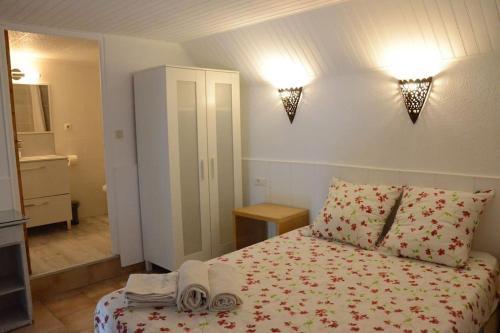 une chambre avec un lit avec des serviettes dessus dans l'établissement Studio 35m2 climatisé, 10mn des calanques, à La Ciotat