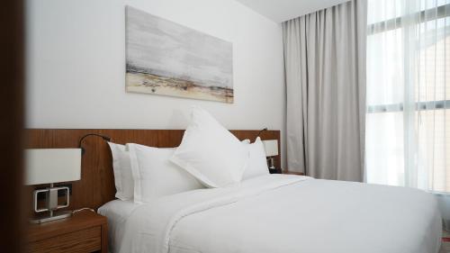Una cama o camas en una habitación de Jasmine Garden Hotel