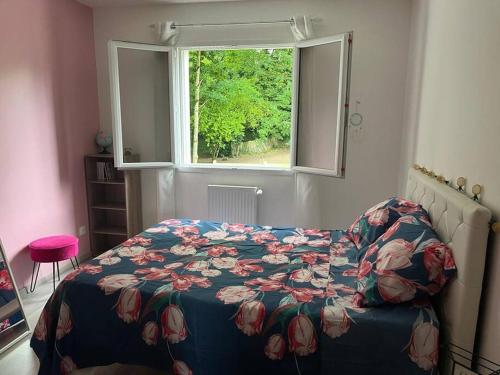 Schlafzimmer mit einem Bett und einem Fenster in der Unterkunft maison neuve au porte de paris in Bagneux