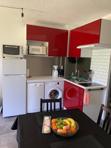 A kitchen or kitchenette at Appartement Cosy Tout Confort PARKING AC WIFI LINEN GARDEN INCLUDED complex access extra