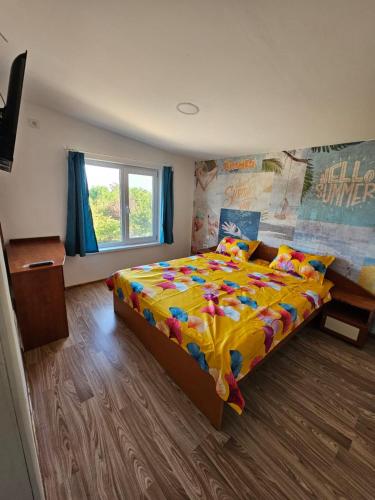 a bedroom with a bed with a yellow comforter at Traflor Termhouse in Venus