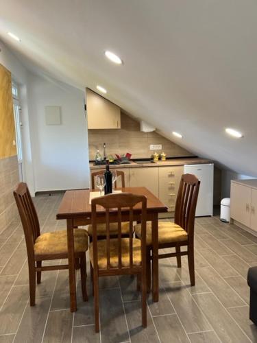 Kuchyň nebo kuchyňský kout v ubytování Apartment ĆIRO