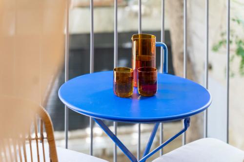 deux bocaux en verre assis sur une table bleue dans l'établissement The Charming apartment Mamila, à Jérusalem