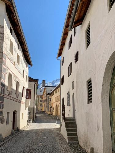 an alley in an old town with buildings at Ein Kraftort und architektonisches Juwel in Ardez