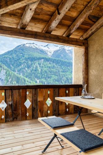 a room with a table and a view of a mountain at Ein Kraftort und architektonisches Juwel in Ardez