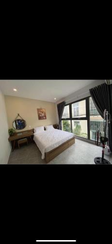 Postel nebo postele na pokoji v ubytování Sweet Home gần bãi sau