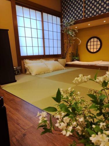 a living room with a large room with flowers on the floor at 木香Mokkoh Modern Japanese style room by train15 minutes to Tokyo Station in Tokyo